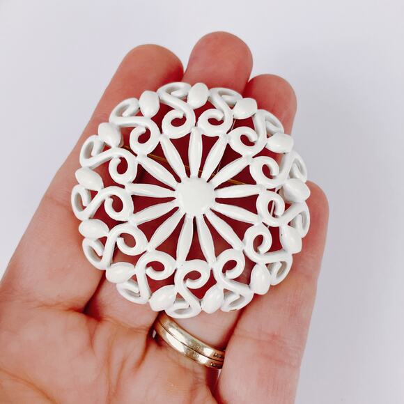 Vintage Signed Monet Brooch Mid Century White Enamel Gold Tone Pin 1960s - Picture 2 of 10